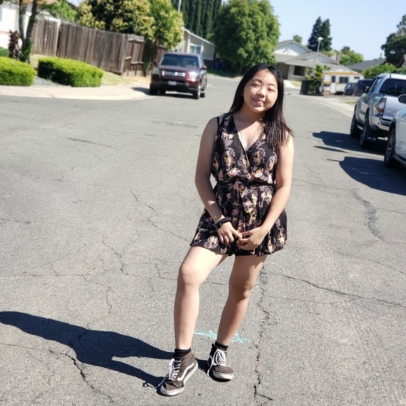 Hello poshers queens❤ - Picture 2 of 4